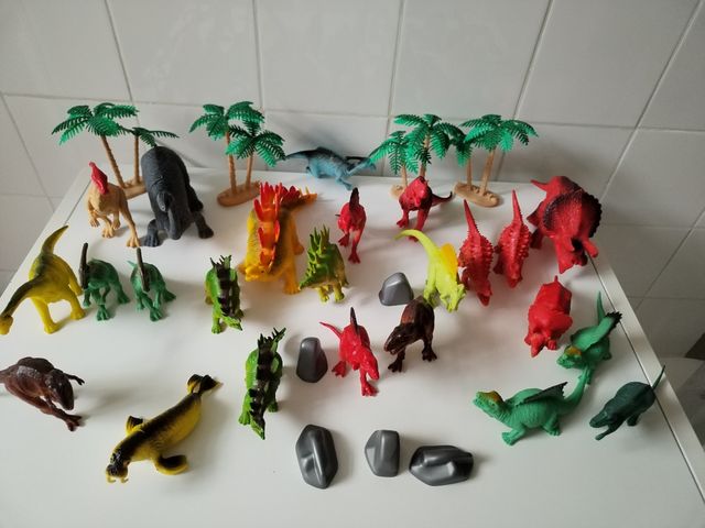 Lote 28 dinosaurios y accesorios