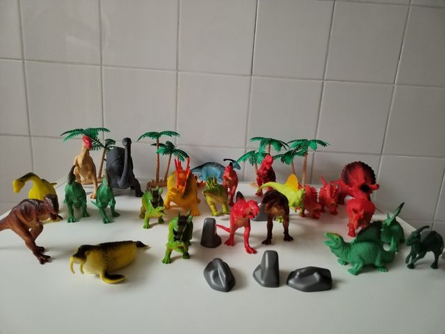 Lote 28 dinosaurios y accesorios