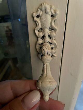 Aparador blanco antiguo con vitrina a precio bajo
