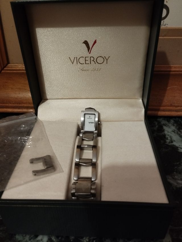 Reloj viceroy plateado en caja original.