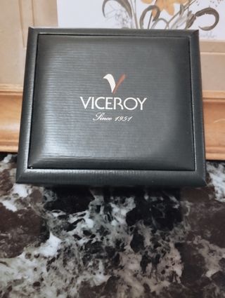 Reloj viceroy plateado en caja original.