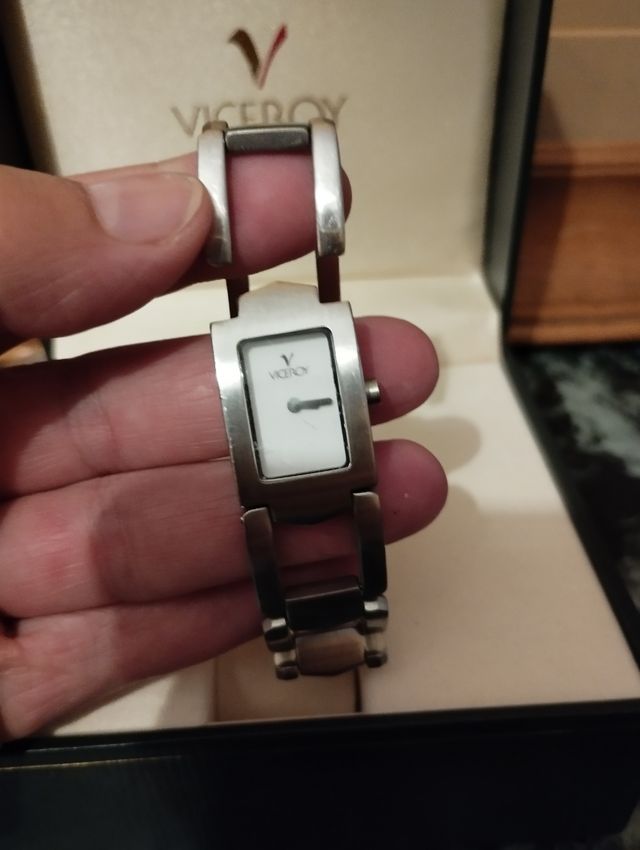Reloj viceroy plateado en caja original.