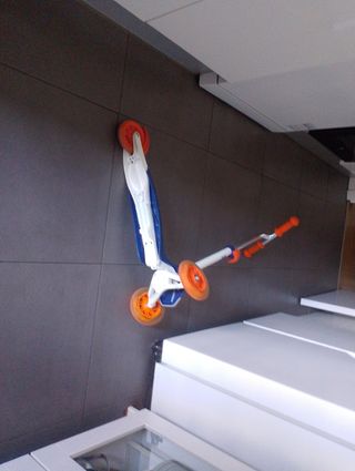 Patinete infantil, azul y naranja