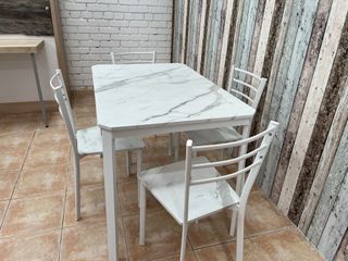 !Oferta Mesa Efecto Marmol + 4 Sillas Blancas!