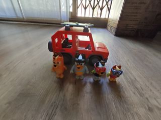 Coche familiar Bluey piscina + Bluey y amigos 
