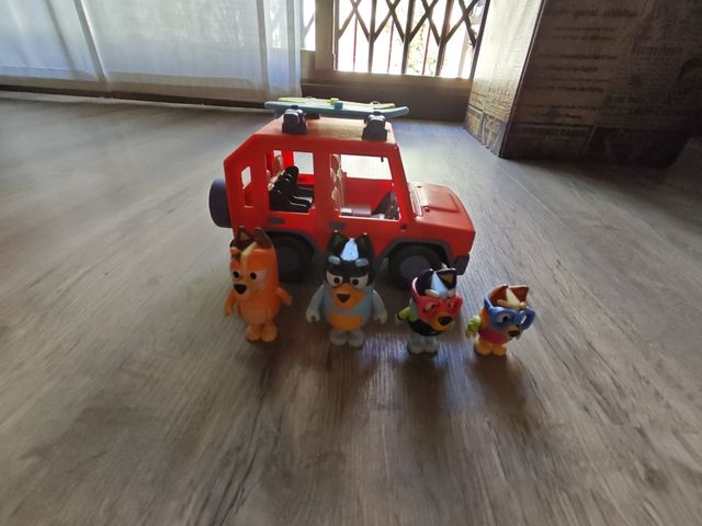 Coche familiar Bluey piscina + Bluey y amigos