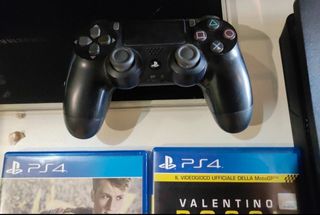 PS4 (PlayStation 4) usata + 1 joypad + 2 giochi