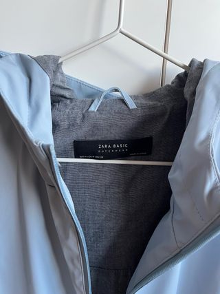 Chubasquero Zara azul talla M
