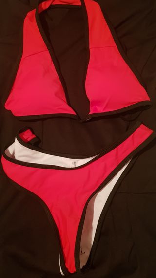 Bikini rojo y negro