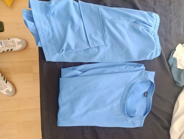 Conjunto deportivo azul