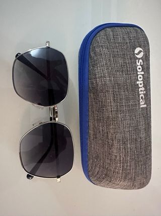Gafas sol modernas grises