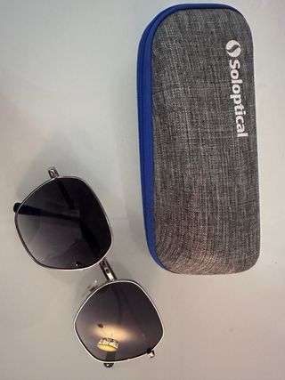 Gafas sol modernas grises
