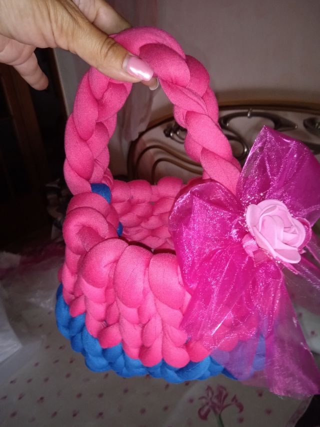 Mini bag a mano blu e fucsia