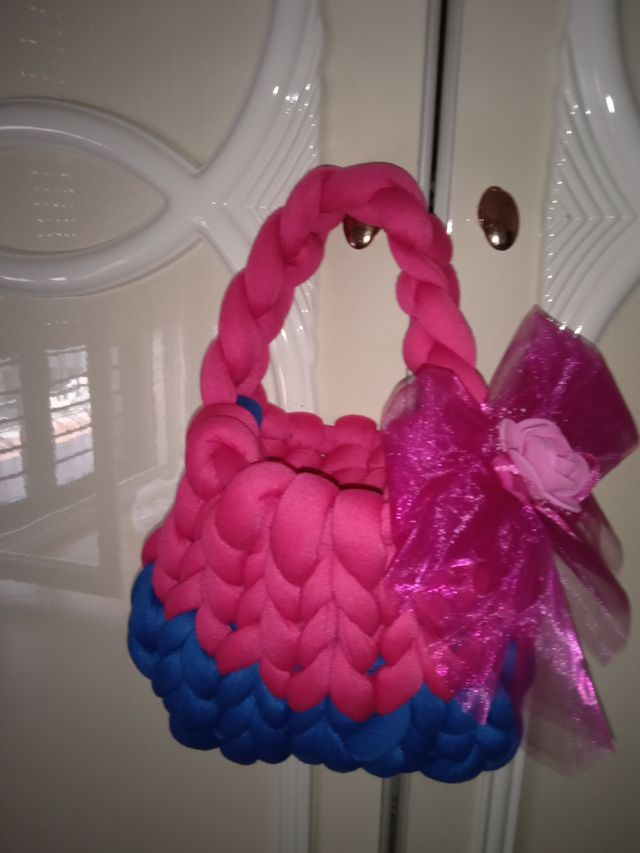 Mini bag a mano blu e fucsia