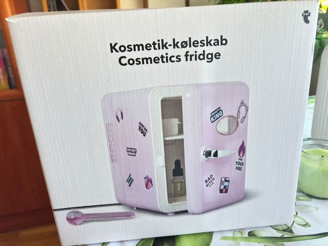 Mini nevera cosmética rosa