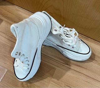 Zapatillas blancas estilo bota