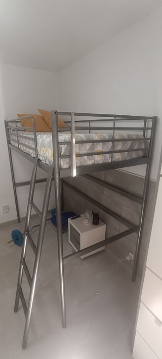Cama alta metal gris - casi nueva