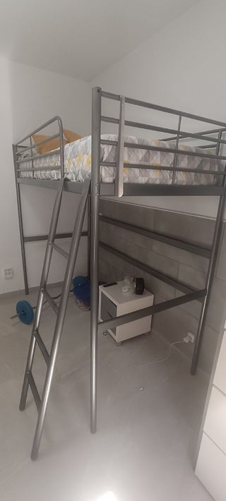 Cama alta metal gris - casi nueva