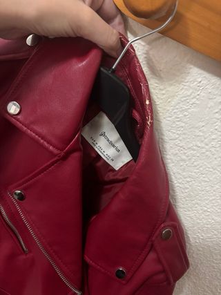 Chaqueta roja Stradivarius polipiel