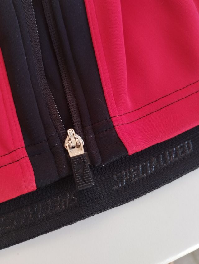 Corta vientos, Maillot, y zapatillas SPECIALIZED