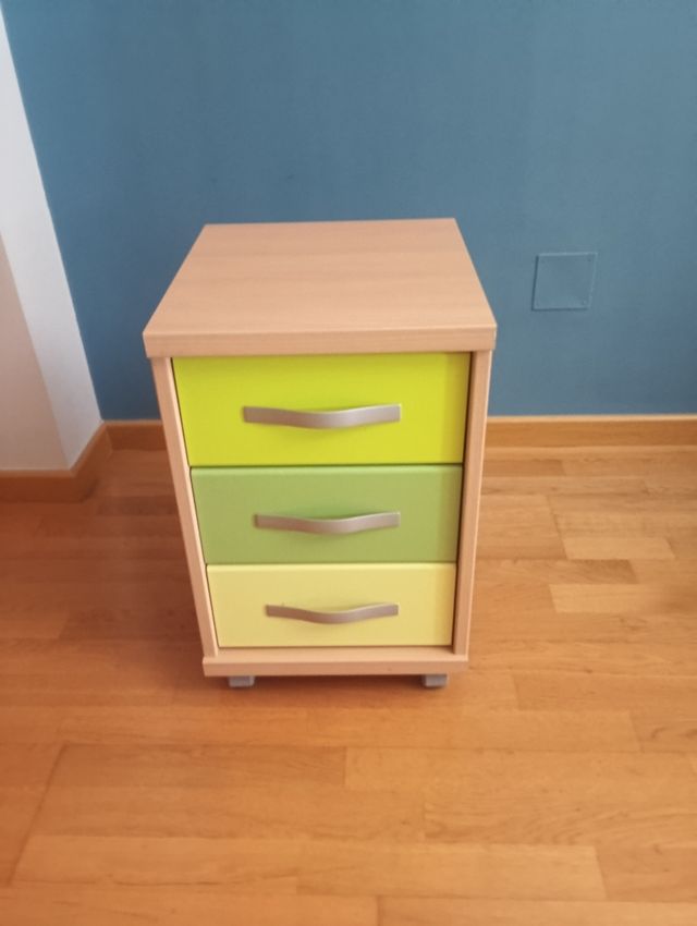 Mesilla 3 cajones - Verde y Beige. Sobre ruedas.