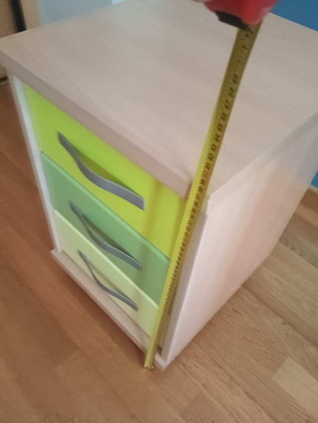 Mesilla 3 cajones - Verde y Beige. Sobre ruedas.