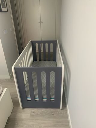 Cuna bebé Alondra gris-blanco con colchón 