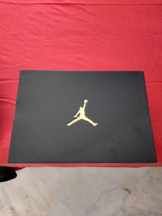 Zapatillas Jordan blancas y rojas