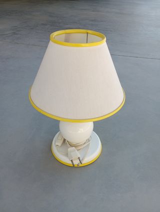 Lámpara mesita blanca y amarilla