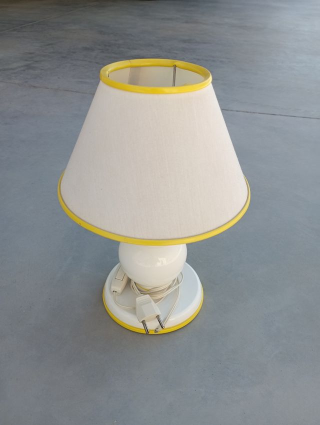 Lámpara mesita blanca y amarilla