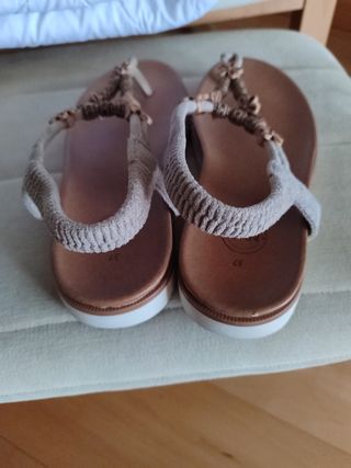 Sandalias planas niña beige-marrón