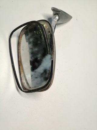 Espejo retrovisor clásico coche