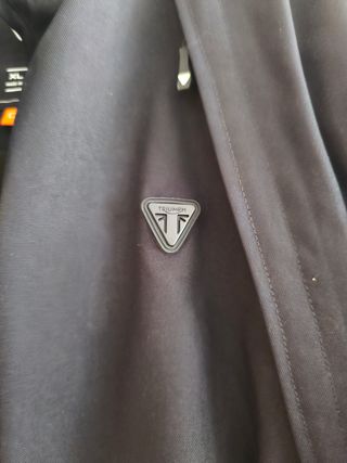 Cazadora Triumph moto.