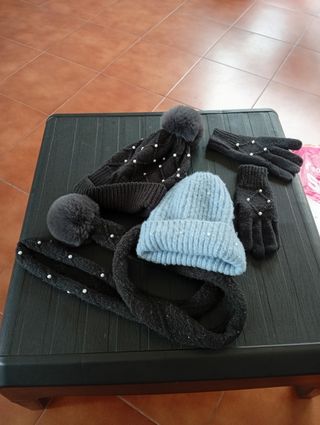 Gorros y guantes invierno - negros y azul