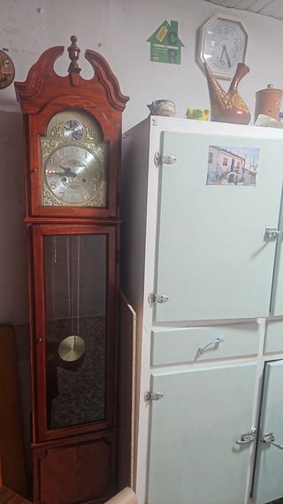 Reloj clásico de pie antiguo