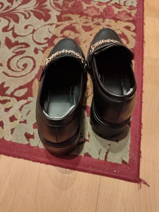 Zapatos negros con cadena - mujer