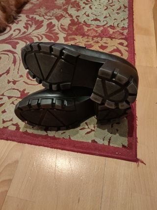 Zapatos negros con cadena - mujer