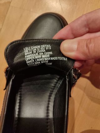 Zapatos negros con cadena - mujer