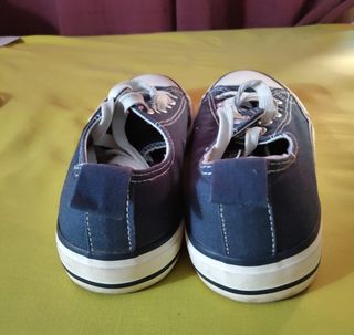 Zapatillas tipo Converse bajas azules.