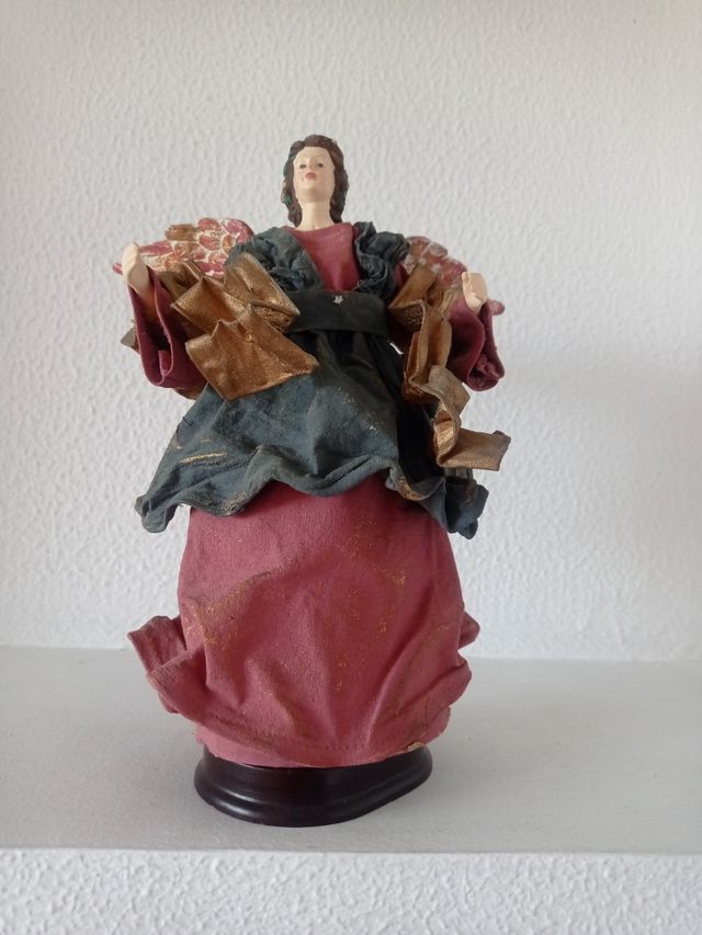 Ángel religioso artesanal.