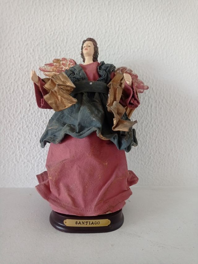 Ángel religioso artesanal.