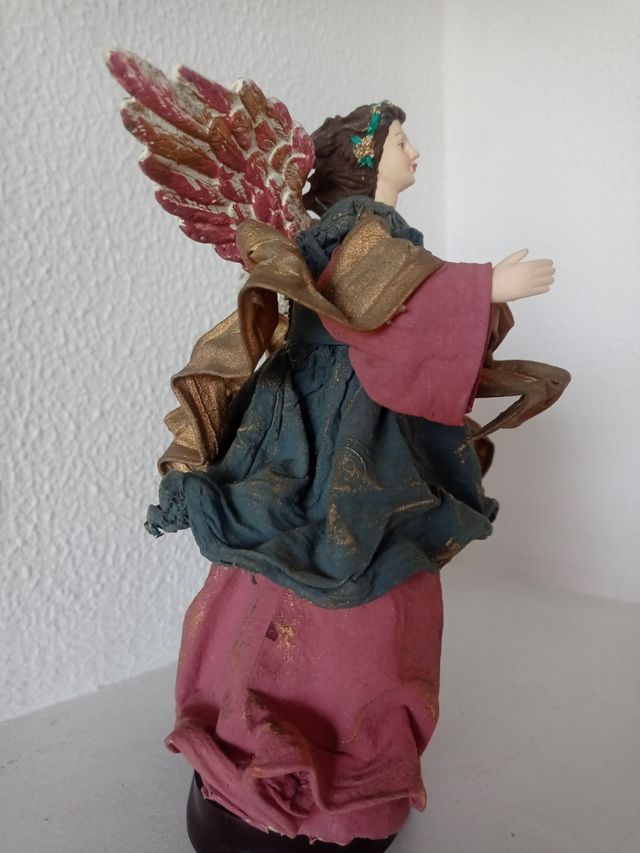 Ángel religioso artesanal.