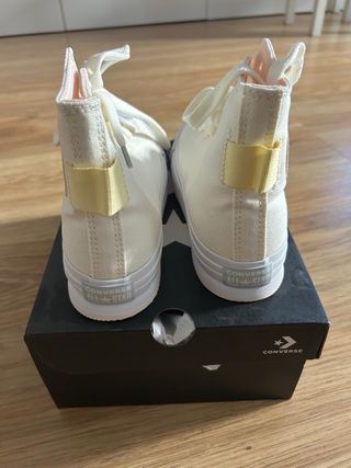 Converse altas blancas y rosas