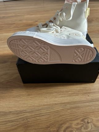Converse altas blancas y rosas