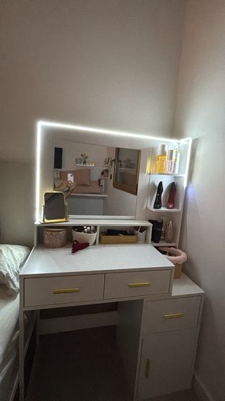 Tocador blanco con espejo