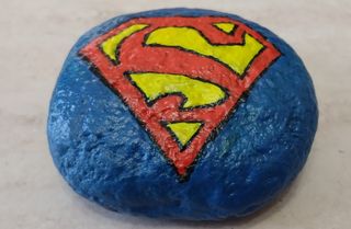 Superman disegnato e dipinto a mano su pietra