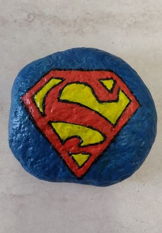 Superman disegnato e dipinto a mano su pietra