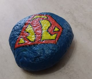 Superman disegnato e dipinto a mano su pietra
