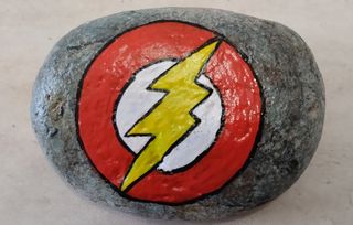 Pietra dipinta a mano supereroe flash 