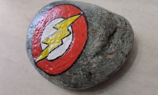 Pietra dipinta a mano supereroe flash 